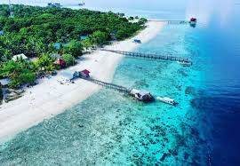 Pulau ini mempunyai jumlah penduduk sekitar 65.000, hanya lain pulau berpenghuni menjadi dekat pulau tuba. Top 6 Pulau Tercantik Di Sabah Triphackerz