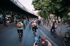 Die „critical mass ist eine machtdemonstration. Critical Mass Berlin Cmberlin Twitter