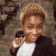Cheveux afro naturels printemps été 2015. Idees De Coiffures Pour Les Fetes Sur Cheveux Crepus Courts