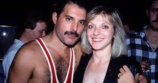 But offstage an entirely different kind of man existed. Amazing Images Of Freddie Mercury With His First And Only True Love Mary Austin Artfido