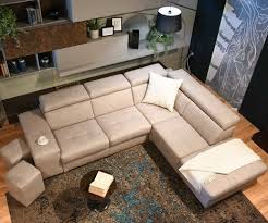 Divano con chaise longue e meccanismo a estrazione del letto sotto la seduta. Divano Con Chaise Longue La Praticita Dei Divani Angolari