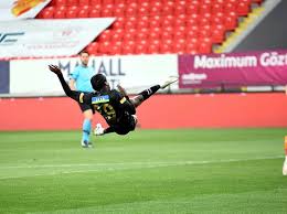 Galatasaray, süper lig'de üst üste kazandığı 8 maçlık serinin ardından çıktığı 8 maçta 3 puana ulaşamamıştı. V Sg4pjht0jbpm