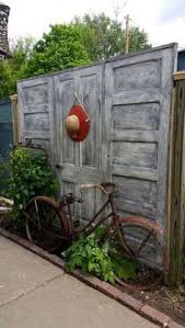 Alte Turen Um Den Wind Zu Blockieren Blockieren Turen Hinterhof Privatsphare Diy Hinterhof Zaun Garten