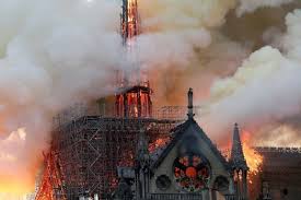 Découvrez la boutique officielle de la cathédrale. Incendiu De ProporÈii La Catedrala Notre Dame Din Paris Altarul Èi Crucea Au RÄmas Intacte