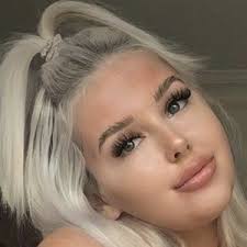 Charlotte Dyson's Instagram, Twitter & Facebook