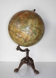 Mooie antieke wereldbol / globe met lichte schade. Antieke Globe Lebegue Antique Globe Vna Gils Antiek
