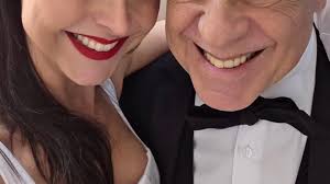 Aos 47 anos, atriz faz rara aparição no aniversário de 77 anos do marido, que é ator: 'Tão lindos'
