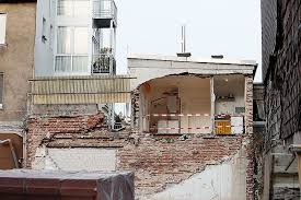 Der verfall des betons hat sich beschleunigt, erklärte damals der vorsitzende der eigentümergemeinschaft des gebäudekomplexes in surfside in einem schreiben an die bewohner, wie am dienstag bekannt wurde. Bagger Reisst Wand Des Nachbarhauses Ab Lokale Nachrichten Aus Detmold Lz De