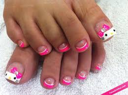 Los diseños usados en los pies son variados, puedes lucir flores, figuras geométricas, puntos, colores como el neón van muy bien combinados con las uñas de tus hermosos diseños para tus delicados pies, comienza a decorar sin importar a donde vallas, usa los diseños que te presento o añade mas. Unas De Pies Kawaii De Hello Kitty Fotos De Unas Decoradas Manicuras Y Mas Unas Manos Y Pies Arte De Unas De Pies Disenos De Unas Pies