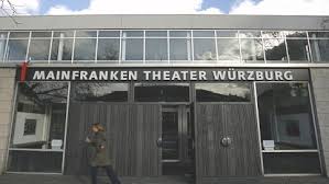 Ein mann stach offenbar auf passanten ein. Mainfranken Theater Wurzburg Zum Staatstheater Erhoben News Und Kritik Br Klassik Bayerischer Rundfunk