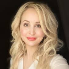 Ashley Kinkead's Instagram, Twitter & Facebook