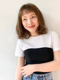 大人のふんわり華やかムードを演出 短めバング 外ハネ で作る 抜け感ミディアム lee ボブ ヘアスタイル ボブ 髪の長さ