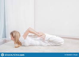 Sitzen Der Jungen Frau Nackt Auf Sand an Einem Nebeligen Tag Schönheit übt  Yoga Zu Hause Stockbild - Bild von weich, entspannung: 150243921