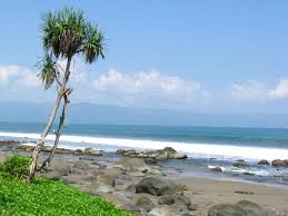 Banyak masyarakat yang datang kemari setiap hari, terutama saat akhir pekan dan hari libur. Pantai Pelabuhan Ratu Wisata Rakyat Lokasi Rute Harga Tiket