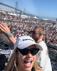 Vanessa Fraser's Instagram, Twitter & Facebook