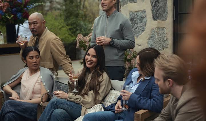 Your Friends & Neighbors' Is 'The White Lotus' But in the Suburbs—And I  Love It So Far