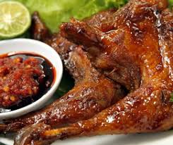 Ayam taliwang siap sajikan dengan lalapan dan nasi hangat. Resep Ayam Bakar Taliwang Khas Lombok Dapur Teh Enur
