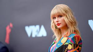 Dr anthony youn, a top plastic surgeon, expressed his opinion regarding plastic surgery on taylor`s face. Taylor Swift Post Surgery Nearly Had Meltdown Over Banana Cnn