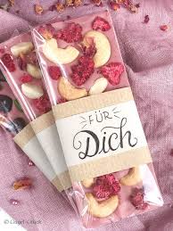 Selbstgemachte geschenke begeistern gross und klein. Diy Schokolade Zum Verschenken Schokolade Verschenken Geschenke Aus Der Kuche