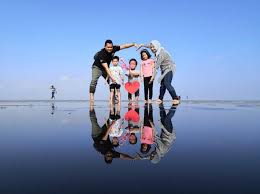 Suasana hujung minggu di pantai ini meriah dengan kehadiran orang ramai. Ikut 5 Syarat Ni Kalau Nak Gambar Cantik Waktu Jelajah Pantai Persis Cermin Di Kuala Selangor Mingguan Wanita