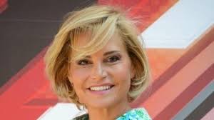 Nuovo taglio midi di capelli simona ventura. Simona Ventura Nuovo Taglio E Fisico Asciutto In Attesa Dell Honduras Veb It