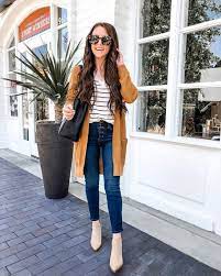 Cardigan dapat difungsikan sebagai penghangat tubuh atau item pelengkap fashion saja. 8 Warna Cardigan Selain Hitam Yang Ampuh Menyamarkan Lekuk Tubuh Rapi Seketika