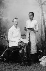 Fesyen lelaki juga tidak terlepas dengan corak batik yang dijadikan sebagai kemeja. Kebaya Tradisional Berasal Dari Malaysia Atau Indonesia Soscili