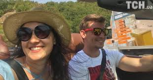 Соломія вітвіцька під час відпустки вирішила відправитися в закарпатті. Vidpochinok Trivaye Solomiya Vitvicka Pohizuvalasya Figuroyu U Kupalniku Ta Dizajnerskih Vbrannyah Glamur Tsn Ua