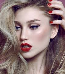 Match your red lipstick to your hair color and complexion. Pale Skin Red Lips Black Liner And Red Nails Hollywood Glamour Gorgeous Makeup Red Lip Makeup Beauty Makeup