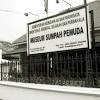 Walau sekarang sudah tidak tampak tinggi lagi karena jalan raya yang ada didepannya sudah tinggi pengaspalannya. 1