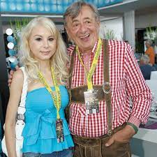 Er datet wieder eine jüngere dame und will nun ihr herz erobern. Katzi Lugner Ist Fur Mich Ein Gott