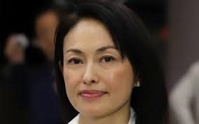 ボディコンで学園祭の女王、7歳下の夫、視聴率を上げた伝説の絡み…「お色気で勝負なんて絶対に失敗する」という呪いの言葉に抗った田中美奈子（57）の“見返し人生”  | 文春オンライン