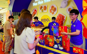 Kido chuyển sang bán bánh trung thu trong cửa hàng bánh bao