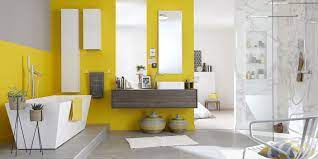 Un carrelage mural vert olive réfléchi par un grand miroir rond. Salle De Bains Jaune Toutes Nos Inspirations Marie Claire