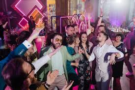 Фото: В стиле Энди Уорхола: яркая свадьба-вечеринка (26)