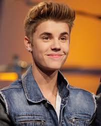 In 2015 justin had a very popular year, here you can see how he started experimenting with his hair. Justin Bieber Hairstyle 2012