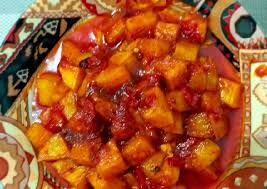 Ayam dan kentang berpadu dengan bumbu balado. Kentang Goreng Sambal Balado