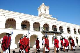 El virrey cisneros dio a publicidad un manifiesto en el que enteró al pueblo de las noticias llegadas de españa, por los acontecimientos relatados precedentemente, recomendándole. Calle 25 De Mayo De 1810 Salta 4400