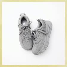 編集部のおすすめ1位は？】季節の変わり目に欲しい「大人グレー」スニーカー5選 | CLASSY.[クラッシィ]