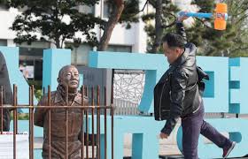 1979년 군 내 불법 사조직인 하나회를 결성, 12.12 군사반란을 주도하였다. ì „ë'í™˜ ê´'ì£¼ ìž¬íŒ ì•žë'ê³  ë¨¼ì € ì˜®ê²¨ì§„ ì „ë'í™˜ ë™ìƒ ì—„ë²Œ ì´‰êµ¬ í¼í¬ë¨¼ìŠ¤