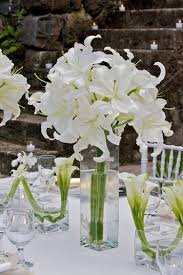 White Lilies In Tall Cube Vases With Arum Calla Lilies Table Centrepiece David Tutera Trop White Wedding Flowers Wedding Centerpieces Lily Centerpieces