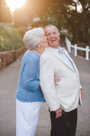 Pin By Rene Gansen On Goldene Hochzeit Photo Poses For Couples Anniversary Photoshoot Wedding Anniversary Photos
