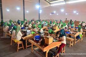 Namanya aja umr, upah minimum regional. Masih Bingung Ini Perbedaan Antara Ump Dengan Umk