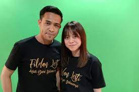 fildan ku akan menyayangmu sampai waktu memanggilku selalu menjagamu janjiku pada tuhanku lesti aku terlanjur teramat sayang padamu aku tak sanggup bila harus berpisah darimu kekasihku fildan dan lesti ku akan menyayangmu sampai waktu memanggilku haaaa haaaa haaaahaaa fildan hari terus berganti ku takut engkau pergi Duet Romantis Ini Lirik Dan Chord Lagu Lebih Dari Selamanya Lesti Dan Fildan