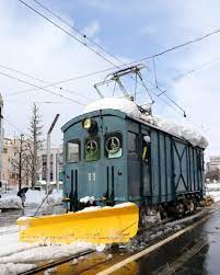 運行再開に向け除雪作業する電動貨車 デキ１１号 赤十字前駅から田原町間を約１時間かけて往復した １３日午後 福井市 永田直也撮影 貨車 列車の旅 鉄道 写真
