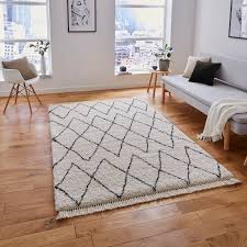 Der teppich ist aus hochwertigem material 70% polypropylen / 30% polyester gefertigt und ist 126x182 cm groß, was einer fläche von 2.29 m² entspricht. Flauschiger Hochflor Teppich Im Skandi Style Mit Schwarzem Rautenmuster Fransen Cremeweiss