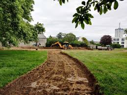 espace louis coz les agents du service espaces verts amenagent le parc afin de faciliter les deplacements ville de plabennec