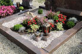 Für dieses farbenspiel ist indes genügend sonnenschein erforderlich, alle 4 wochen etwas dünger und ein schluck wasser bei sommerlicher dürre. Pflegeleichte Grabgestaltung 3 Tipps Fur Weniger Arbeit Im Jahr