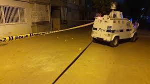 Now trending diyarbakır'da çıkan silahlı kavgada bir kişi yaralandı.alınan bilgiye göre, merkez bağlar ilçesine bağlı kaynartepe mahallesi'nde. Diyarbakir Da Iki Grup Arasinda Silahli Catisma 4 Yarali Son Dakika