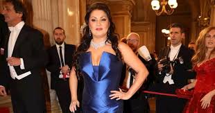She has appeared in more than 50 films and television shows since 1995. Opernball Outfits In Diesen Kleidern Feiern Die Promis
